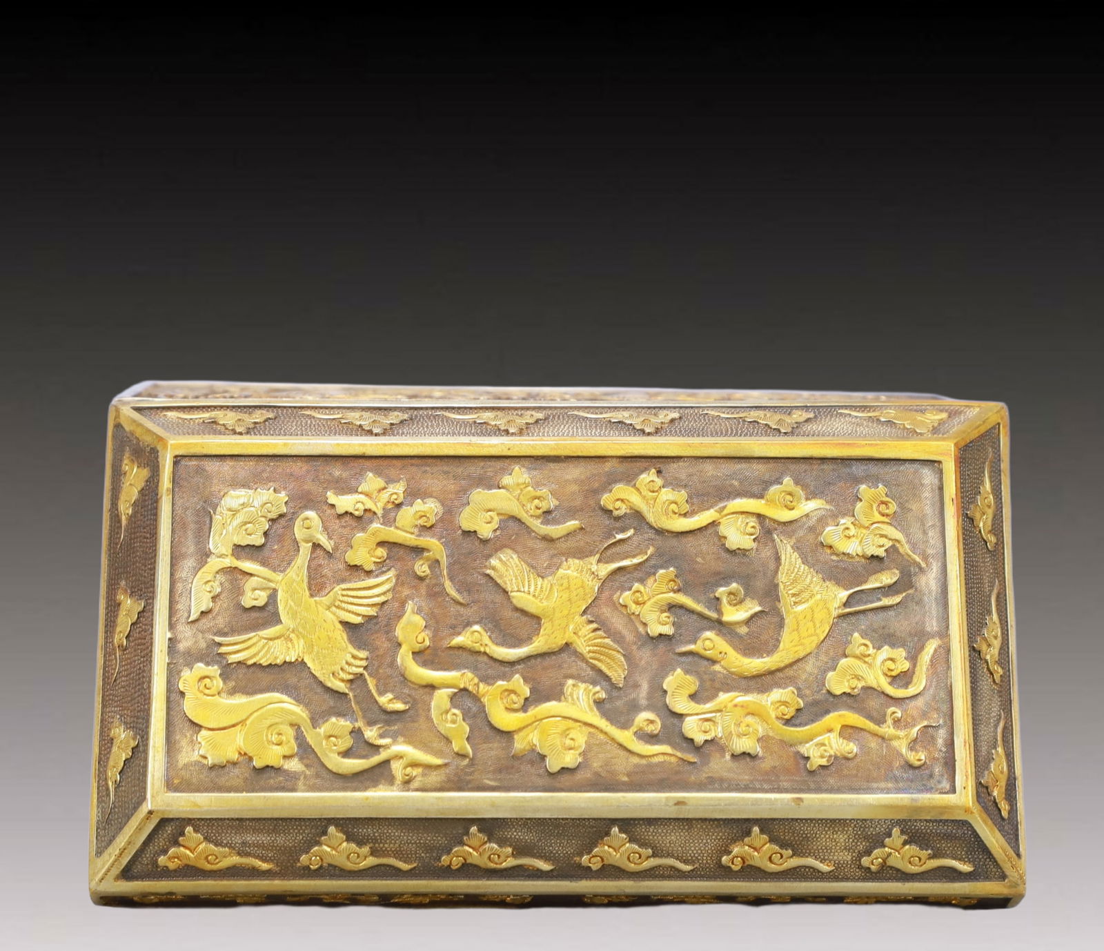 A Rare Gilt Silver Figure Pattern Cover Box - 13