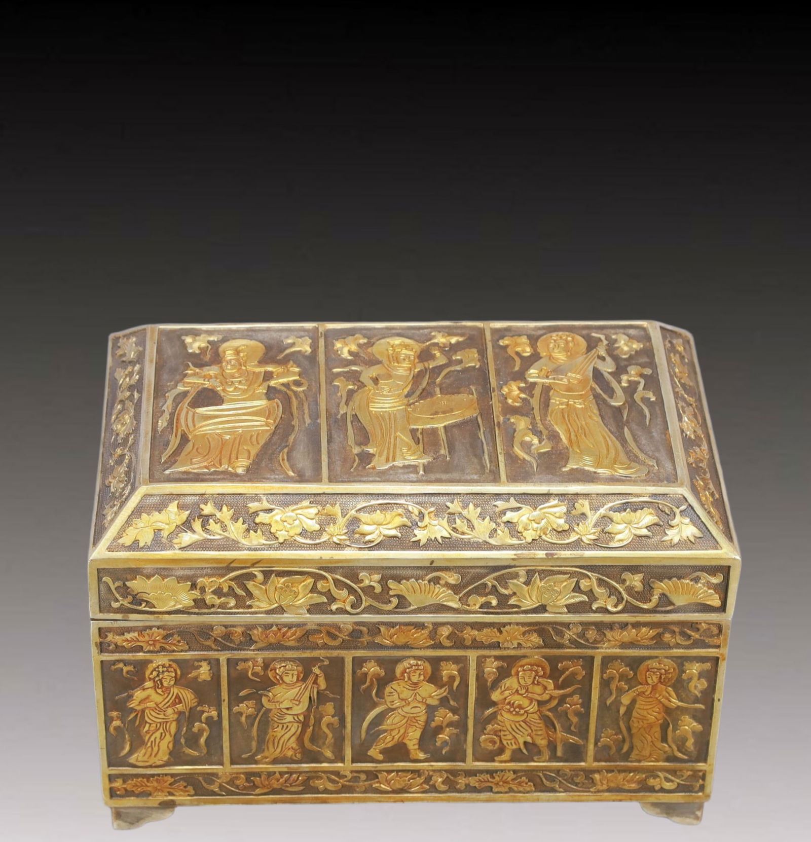 A Rare Gilt Silver Figure Pattern Cover Box: A Rare Gilt Silver Figure Pattern Cover Box,Tang Dynasty, China,Zhenguan Four-character Mark,Size:8.7inx5.5inx6.3in,Weight:3700g 