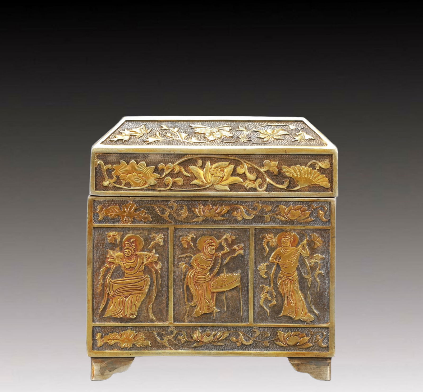 A Rare Gilt Silver Figure Pattern Cover Box - 3