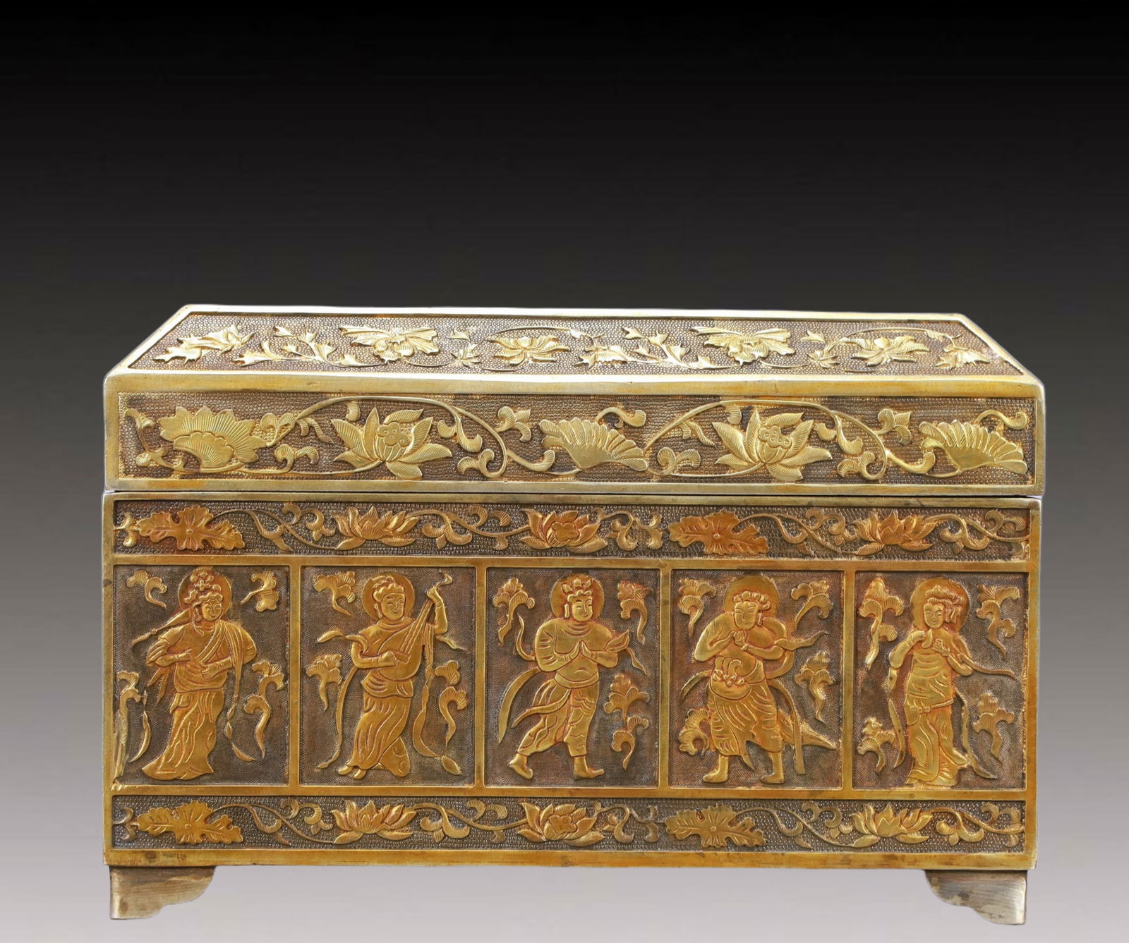 A Rare Gilt Silver Figure Pattern Cover Box - 4