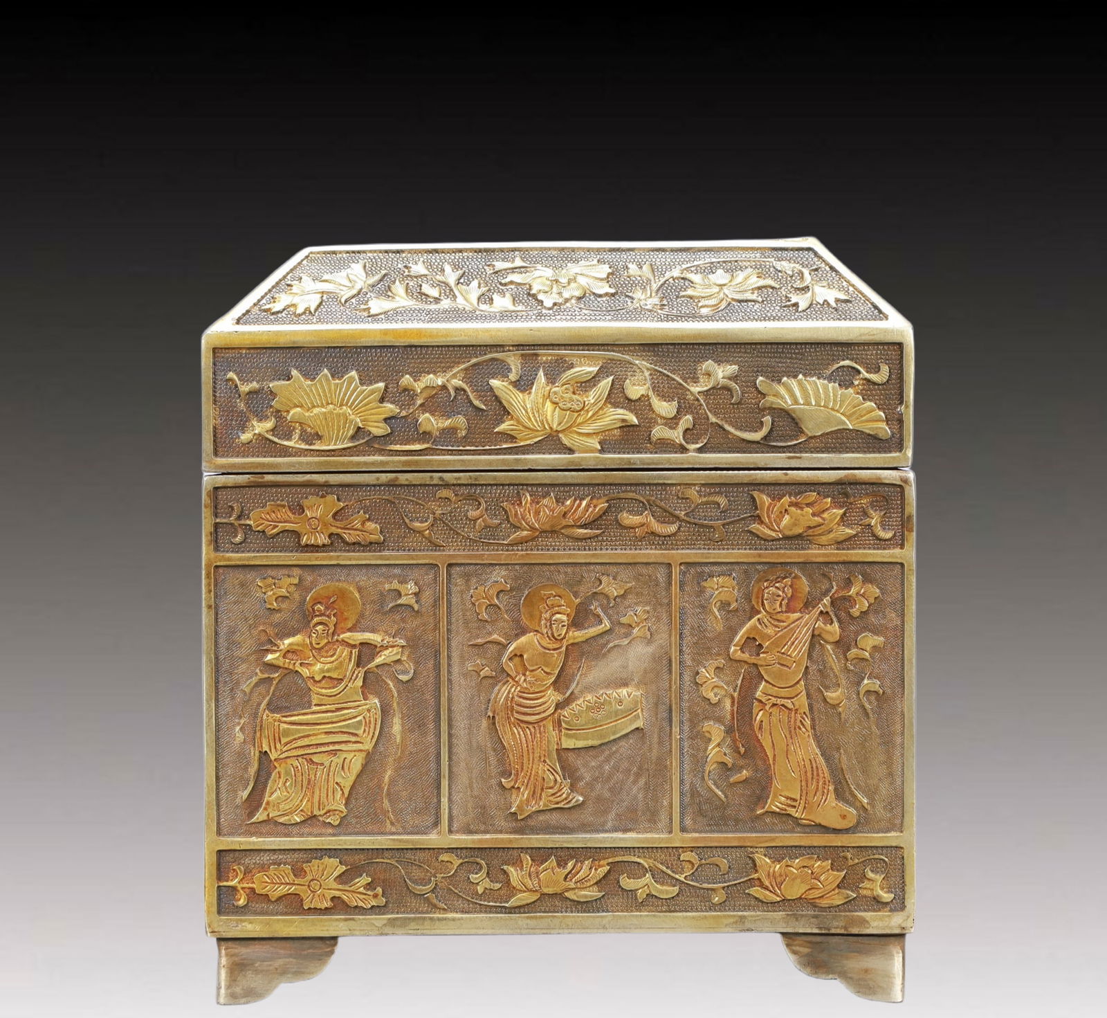 A Rare Gilt Silver Figure Pattern Cover Box - 5