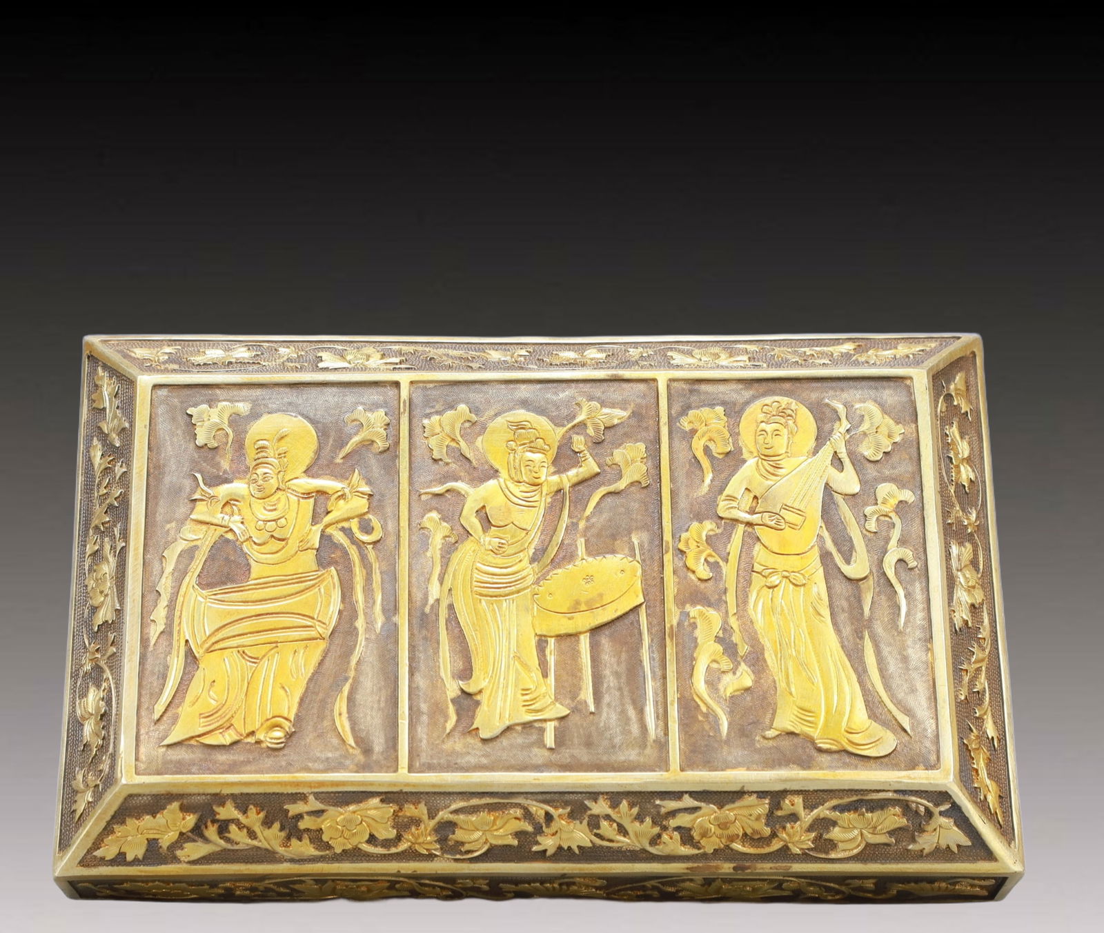 A Rare Gilt Silver Figure Pattern Cover Box - 6