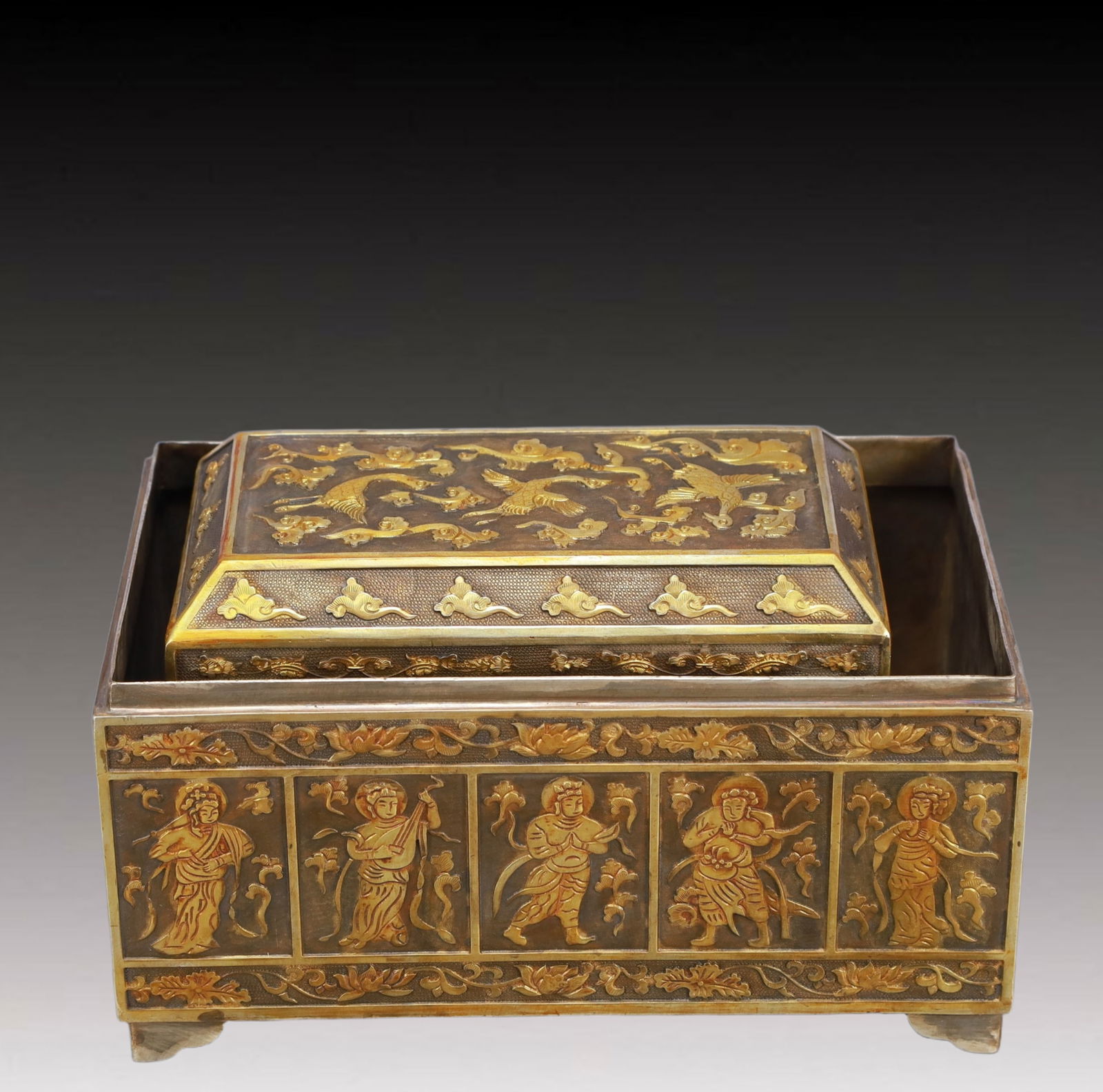A Rare Gilt Silver Figure Pattern Cover Box - 7