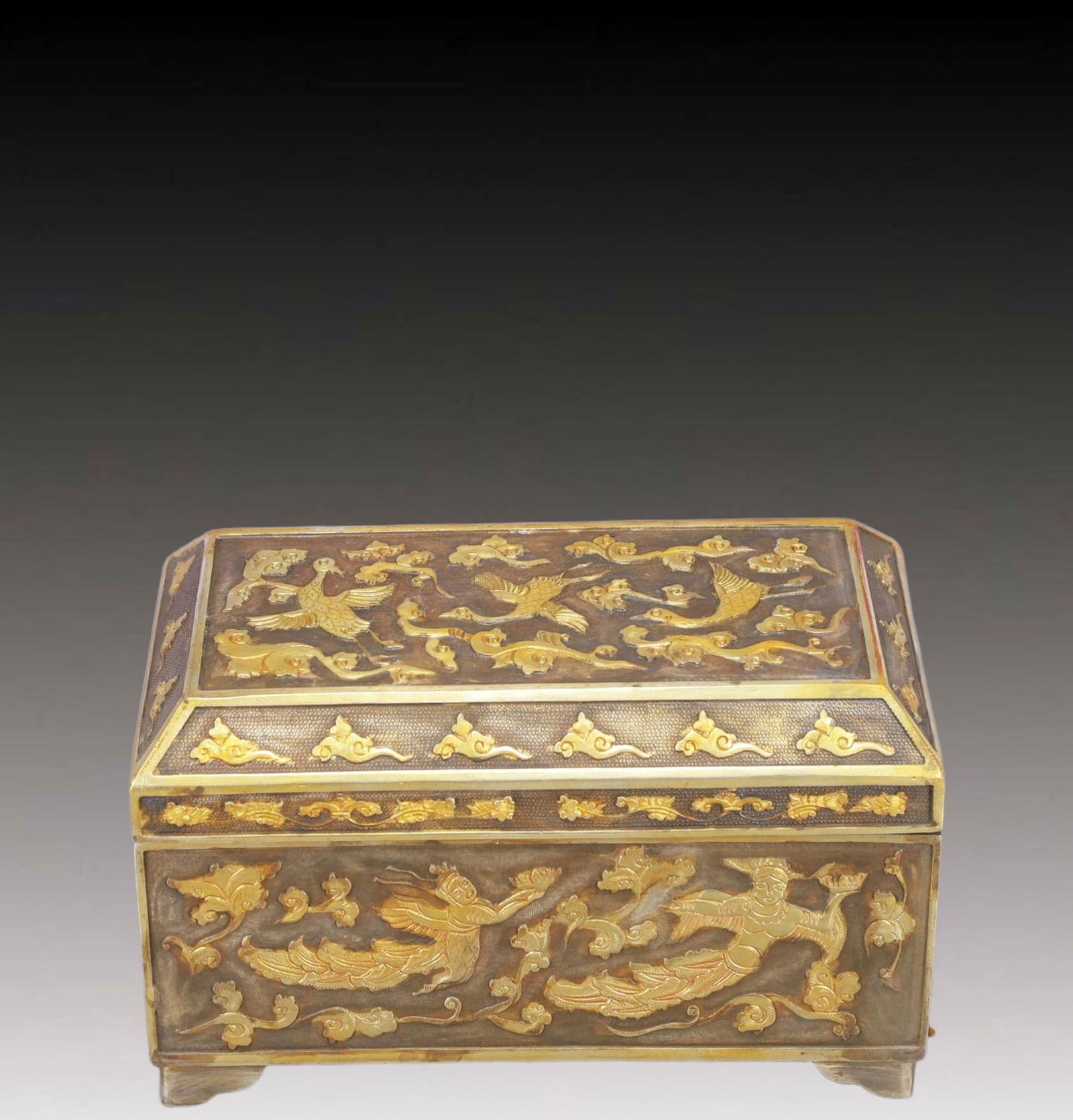 A Rare Gilt Silver Figure Pattern Cover Box - 8