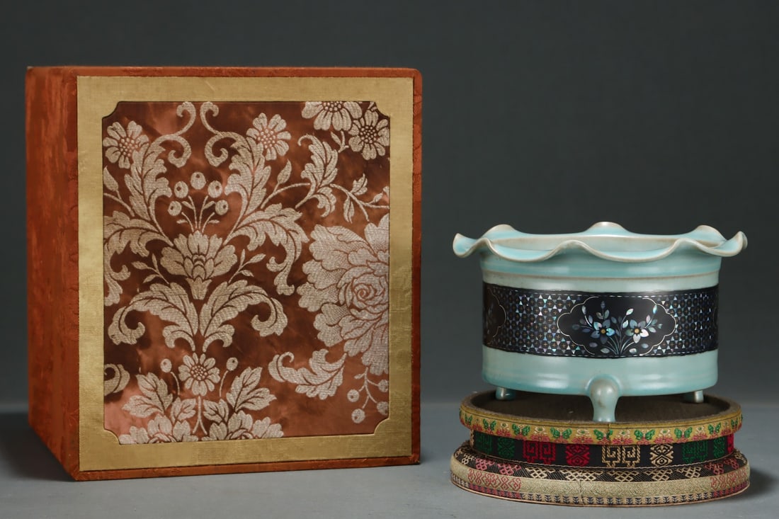 An Exquisite Ru yao Flower Pattern Tripod Brush Washer (1 of 8)
