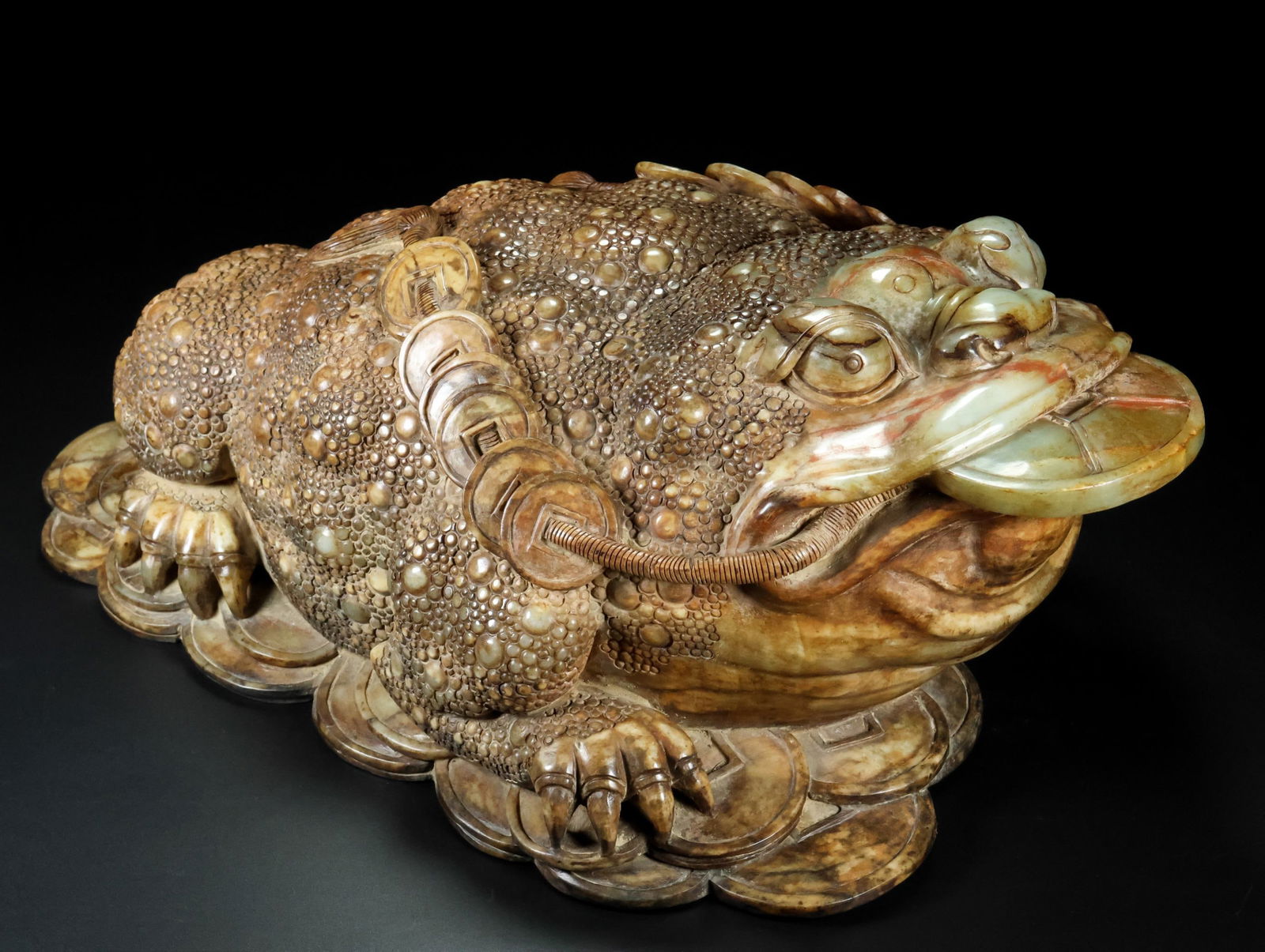 A Huge White Jade Golden Ornament: A Huge White Jade Golden Ornament,Qing Dynasty,China,Size:19.7inx7.9inx13in,Weight:57kg 白玉金蟾摆件,中国清代