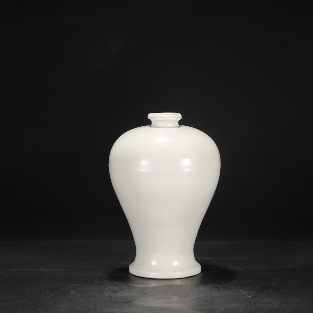 An Exquisite White Glazed Vase - 2
