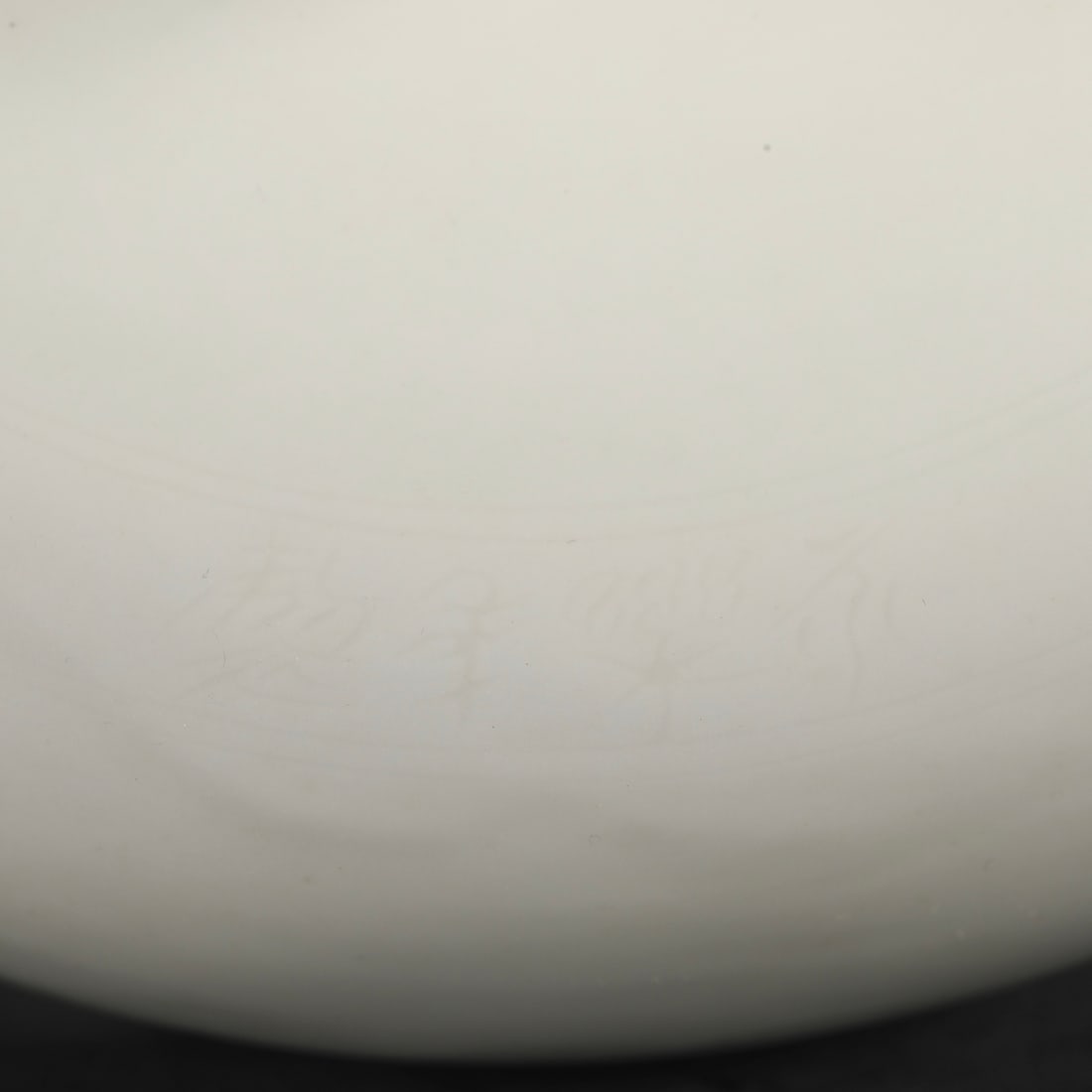 An Exquisite White Glazed Vase - 7