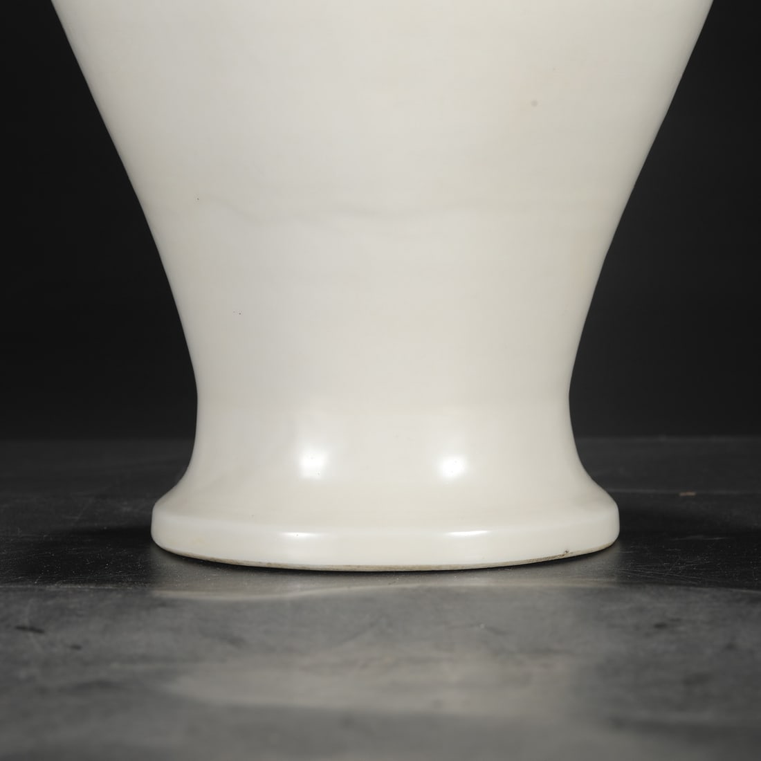 An Exquisite White Glazed Vase - 9
