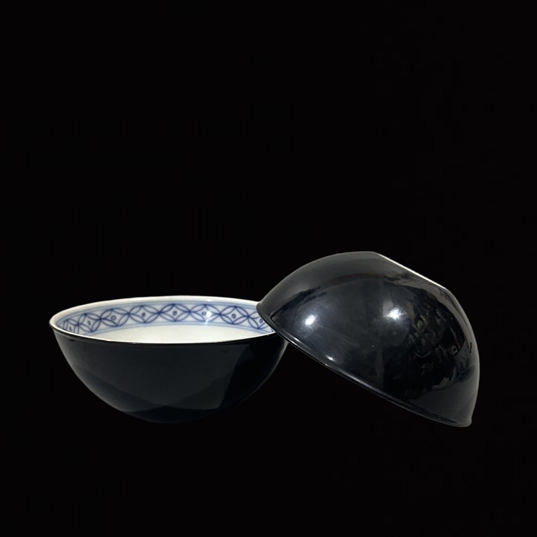 A Pair of Exquisite Black Glazed Famille-Rose Peach Pattern Bowls: A Pair of Exquisite Black Glazed Famille-Rose Peach Pattern Bowls,Qing Dynasty,China,Yongzheng Six-character Mark,Size:3.5inx1.4in