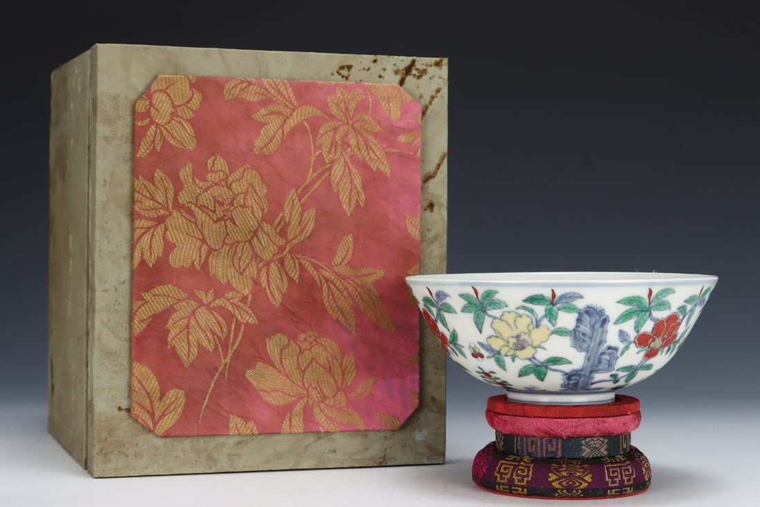 An Exquisite Doucai Flower Pattern Bowl: An Exquisite Doucai Flower Pattern Bowl,Ming Dynasty,China,Chenghua Six-Character Mark,Size:2.7inx6.1in 
