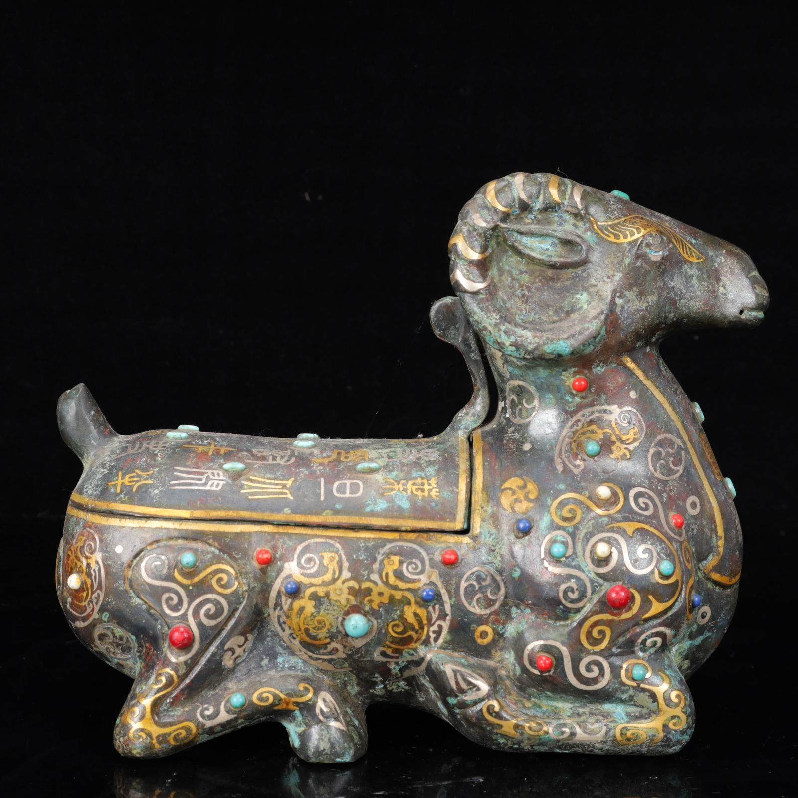An Archaic Bronze Inlaid Gold and Silver Sheep Zun,Inlaid Gems: An Archaic Bronze Inlaid Gold and Silver Sheep Zun,Inlaid Gems,The Warring States period in China,Size:9.8inx3.9inx7.9in,Weight:2050g 