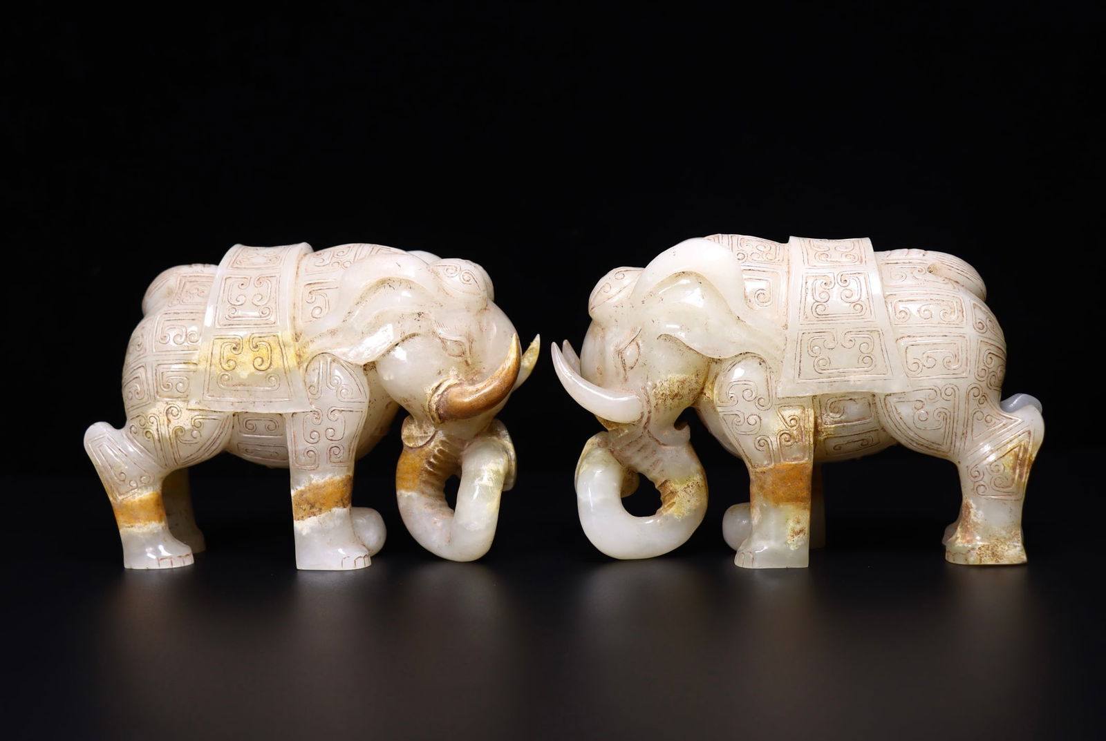 A Pair of Exquisite Elephant Ornaments: A Pair of Exquisite Elephant Ornaments,Qing Dynasty, China,Size:6.7inx2.8inx4.8in,Weight:2024g*2 一对象摆件,中国清代