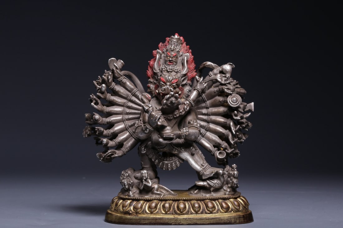 A Rare Gilt Silver Statue of Yamantaka: A Rare Gilt Silver Statue of Yamantaka,Qing Dynasty, China,Size:3.9inx3.5inx1.7in,Weight:530g 银鎏金大威德金刚像,中国清代