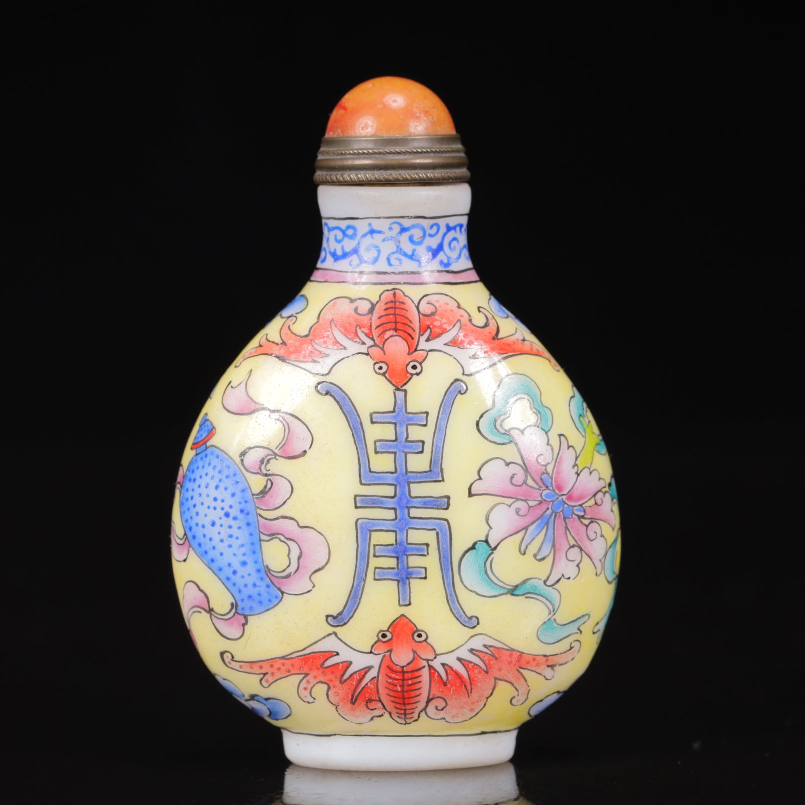 An Exquisite Glass Bats and Peach Pattern Snuff Bottle: An Exquisite Glass Bats and Peach Pattern Snuff Bottle,Qing Dynasty, China, With Mark,Size:2inx0.8inx2.8in, Weight:75g 琉璃寿桃纹鼻烟壶鼻烟&