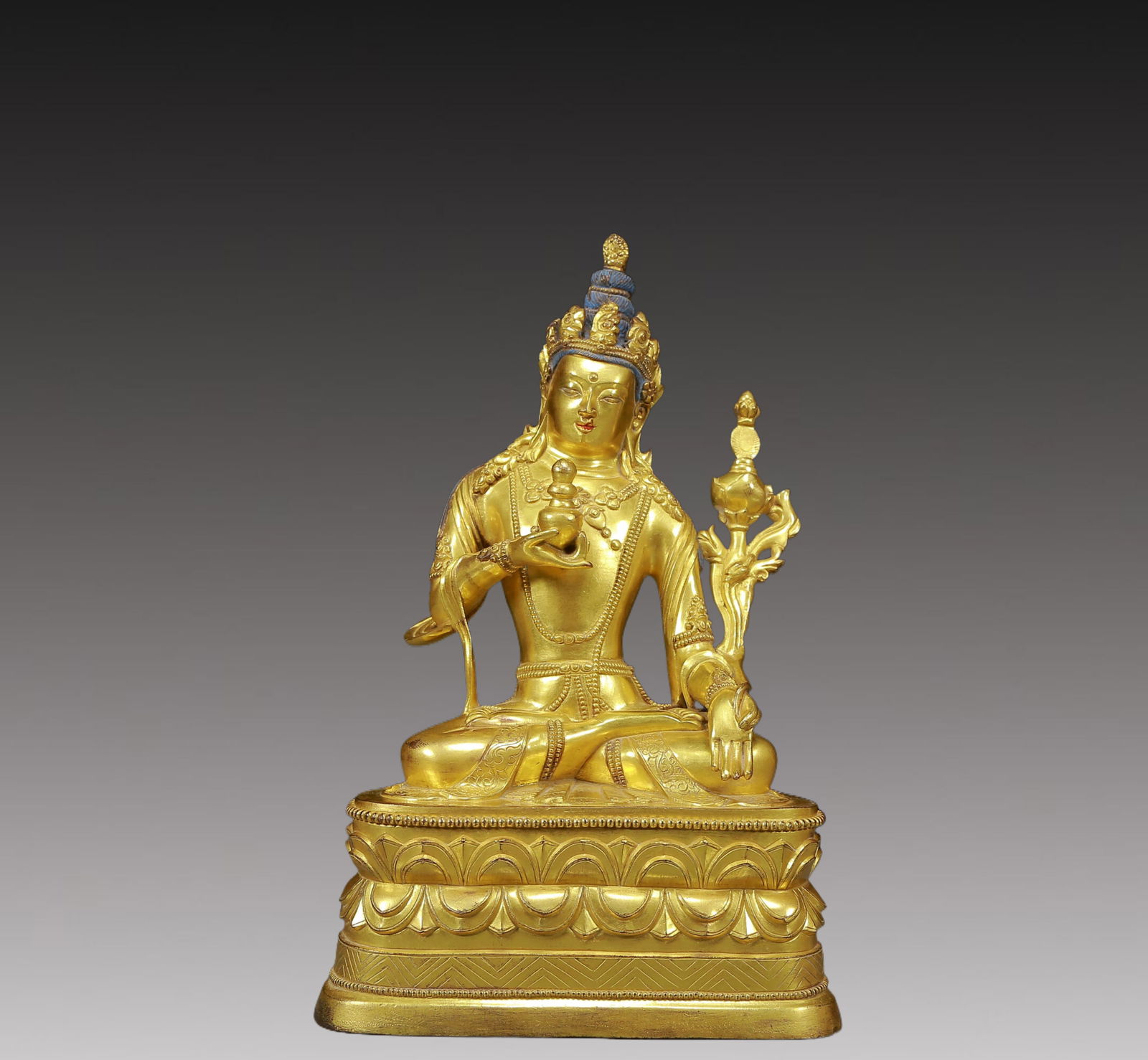 A Solemn Gilt Bronze Statue of Avalokitesvara: A Solemn Gilt Bronze Statue of Avalokitesvara,Ming Dynasty, China,Size:6.7inx4.3inx10.6in,Weight:3240g 铜鎏金观音像，明代