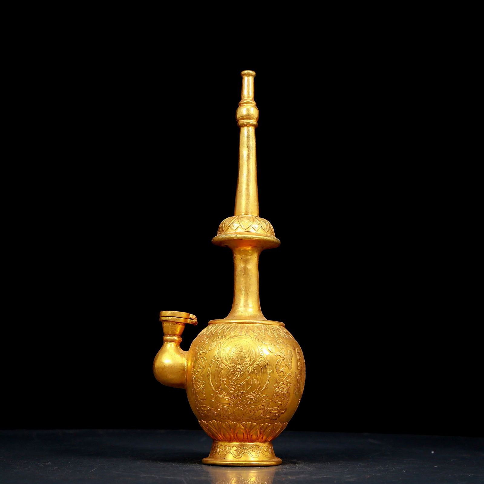 An exquisite gilt bronze Buddha statue pot: An exquisite gilt-bronze Buddha pot, Qing Dynasty, China. The surface has been carefully carved, vividly demonstrating the superb skills of the craftsman. It has its own unique meaning and