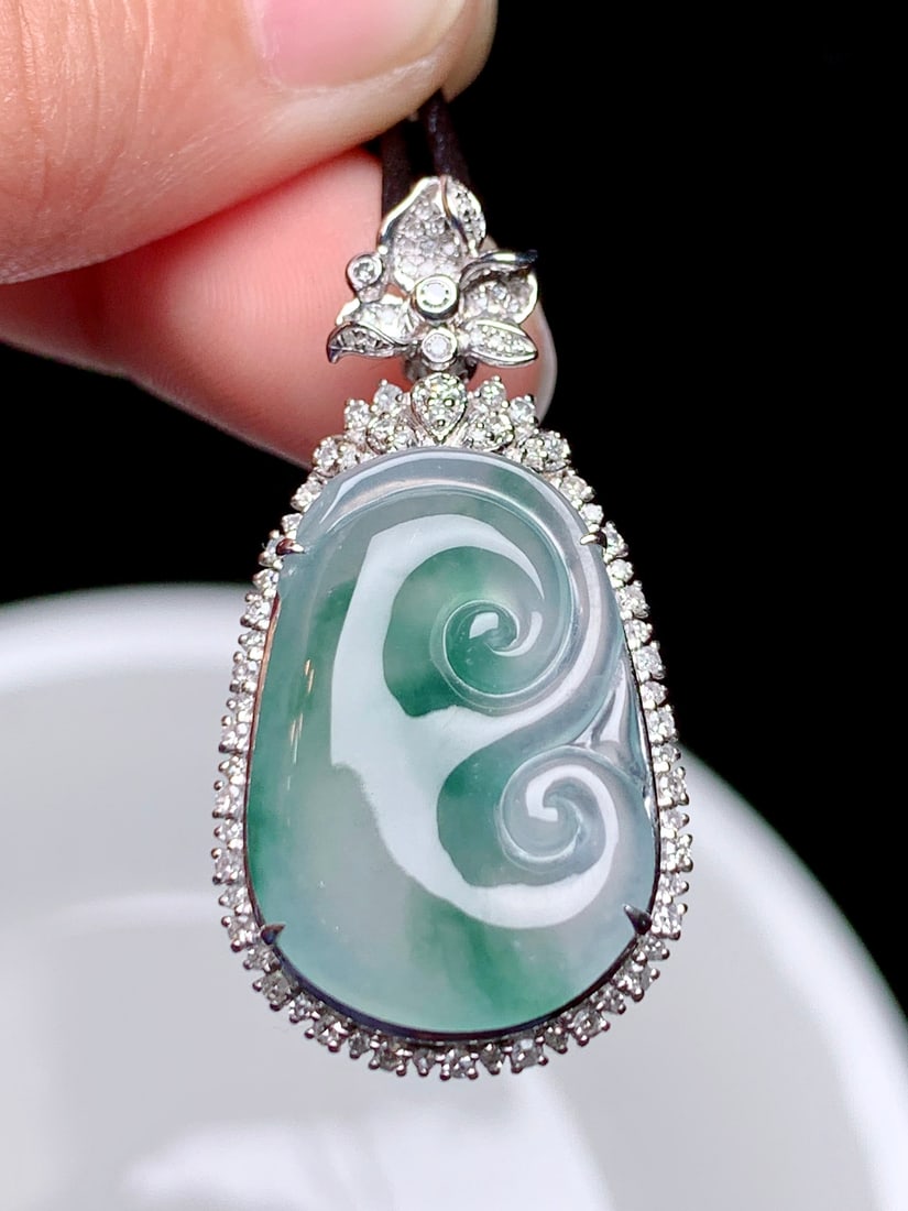 An Exquisite 18k Gold Diamond Inlaid Jadeite Pendant: An Exquisite 18k Gold Diamond Inlaid Jadeite Pendant,Size(Loose Stone):0.9inx0.6inx0.2in 18k金钻镶嵌翡翠吊坠