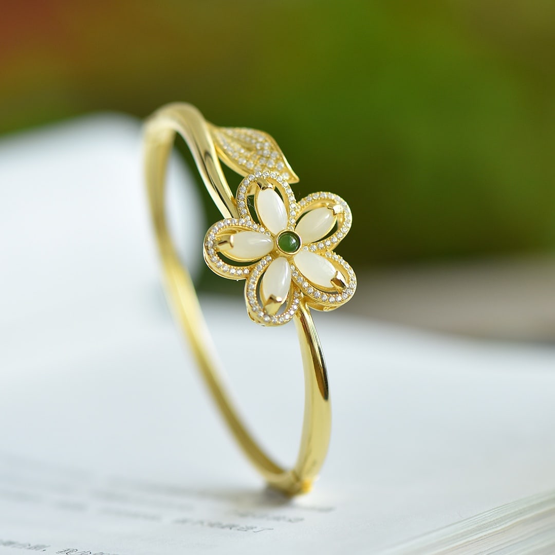 An Exquisite Sterling Silver-Gold Plated Inlaid White Jade Bracelet,Inlaid Gems: An Exquisite Sterling Silver-Gold Plated Inlaid White Jade Bracelet,Inlaid Gems 纯银镀金镶白玉手镯,嵌宝石