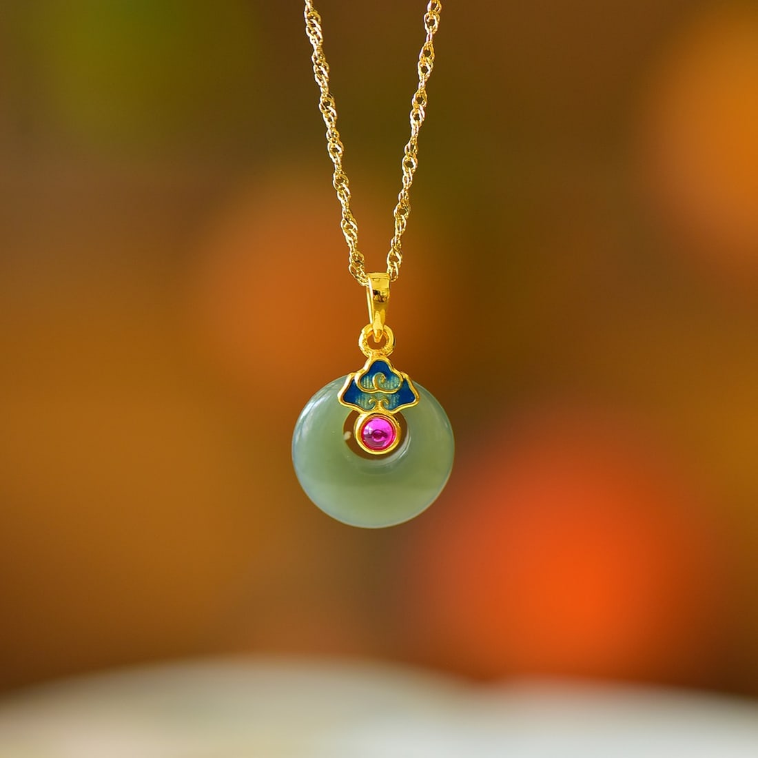 An Exquisite Sterling Silver-Gold Plated Inlaid Sapphire Pendant: An Exquisite Sterling Silver-Gold Plated Inlaid Sapphire Pendant 纯银镀金镶青玉吊坠