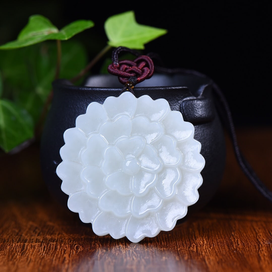 An Exquisite White Jade Flower Pendant: An Exquisite White Jade Flower Pendant,Size:2inx2in (寓意) 大气柔美 料子温润细腻 白玉花挂件