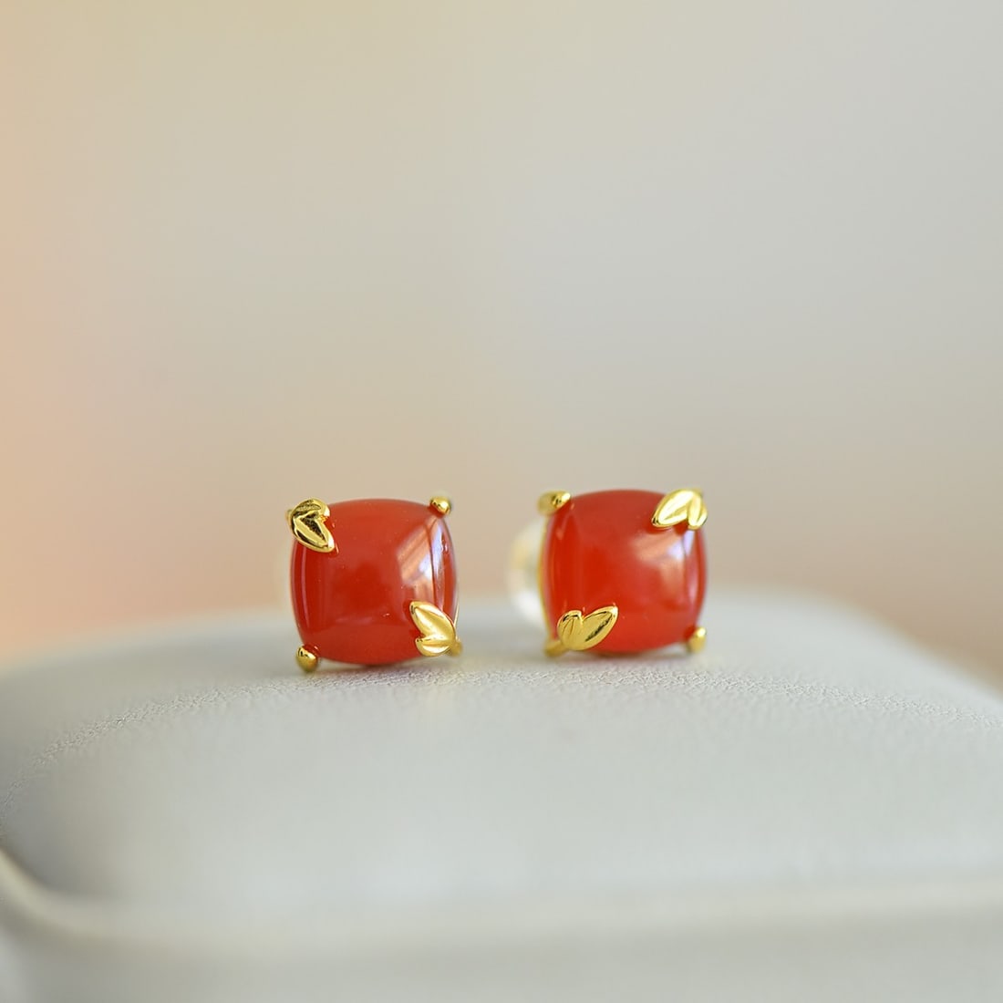 A Pair of Exquisite Sterling Silver-Gold Plated Inlaid Agate Earrings: A Pair of Exquisite Sterling Silver-Gold Plated Inlaid Agate Earrings,Size:0.3inx0.3in 一对纯银镀金镶玛瑙耳钉