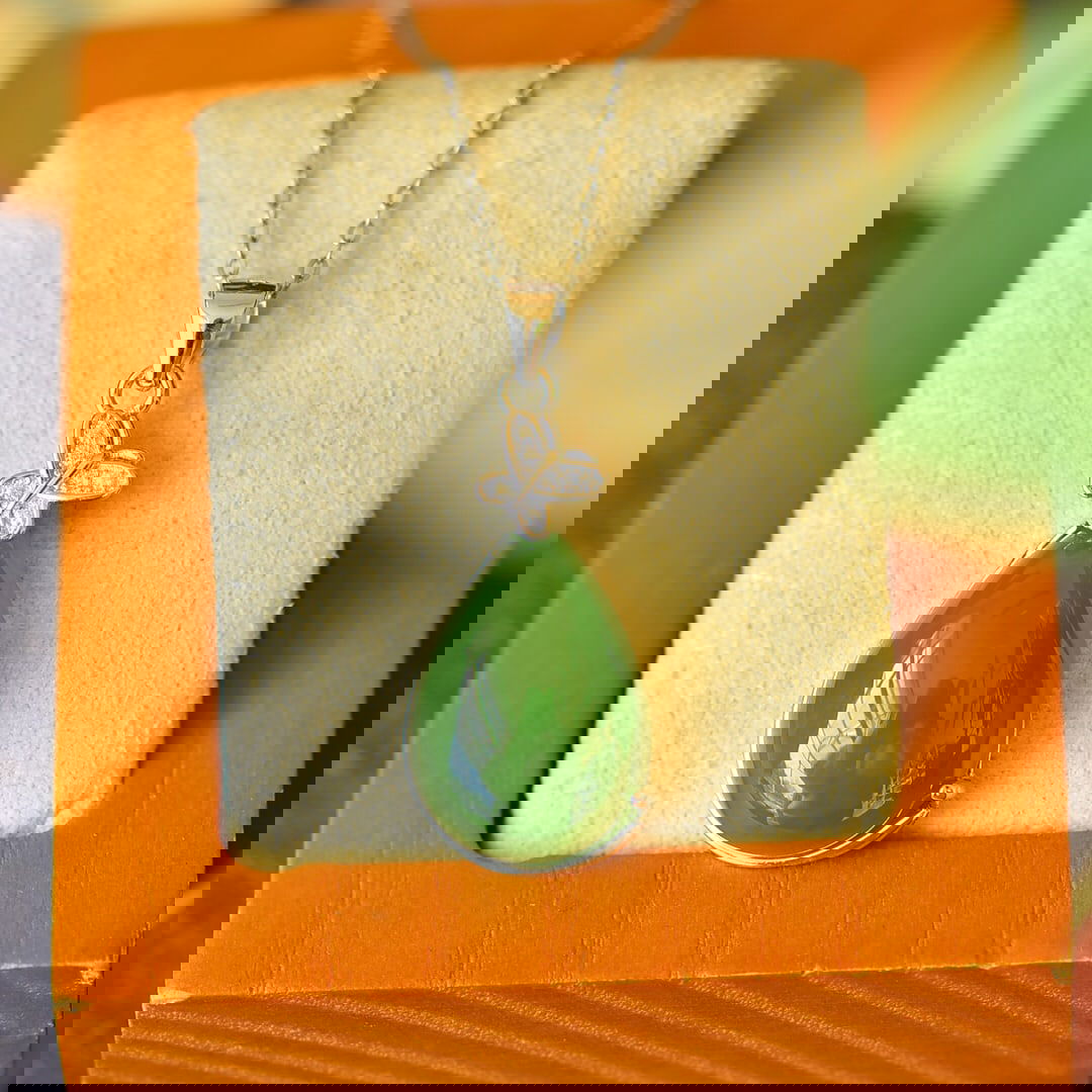 A Pair of Exquisite Sterling Silver Inlaid Jasper Necklace,Inlaid Diamond: A Pair of Exquisite Sterling Silver Inlaid Jasper Necklace,Inlaid Diamond,Size:0.6inx1.3in 纯银镶碧玉项链,嵌钻石