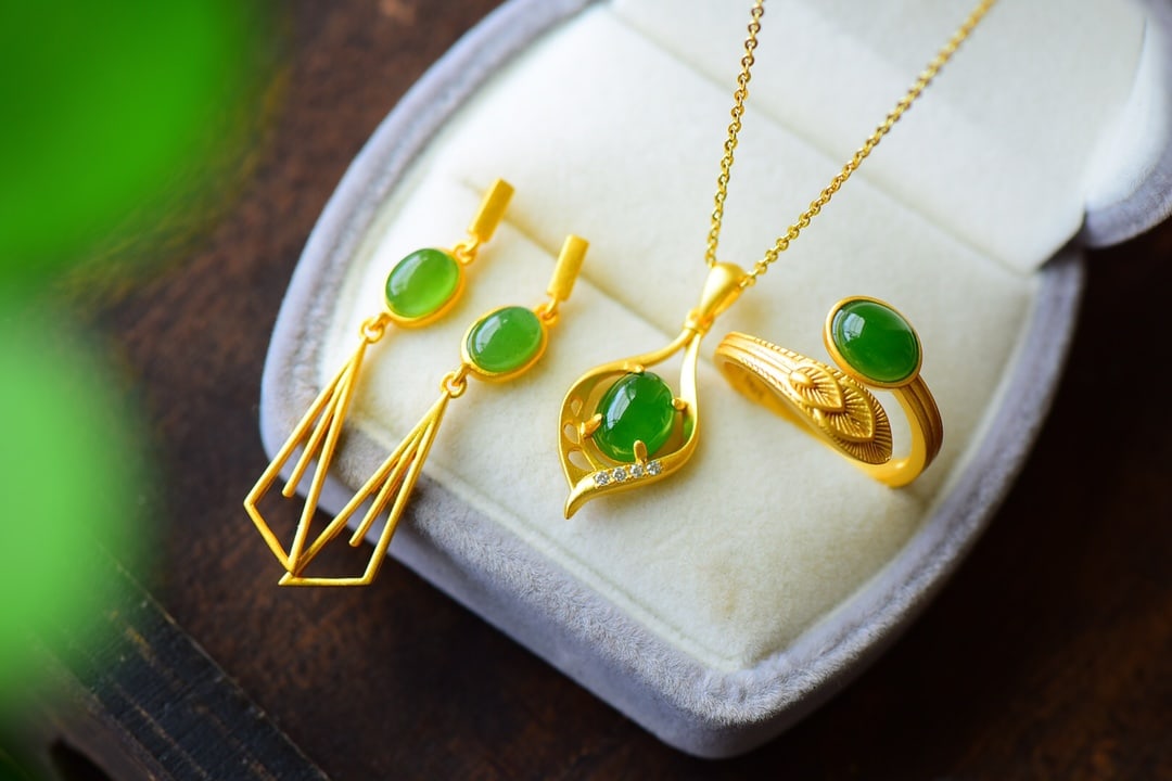 A Set of Fine Sterling Silver-Gold Plated Inlaid Jasper Jewelry: A Set of Fine Sterling Silver-Gold Plated Inlaid Jasper Jewelry,Size:(Necklace)0.5inx1.1in,(Ring)0.3inx0.4in,(Earring)0.2inx1.7in 