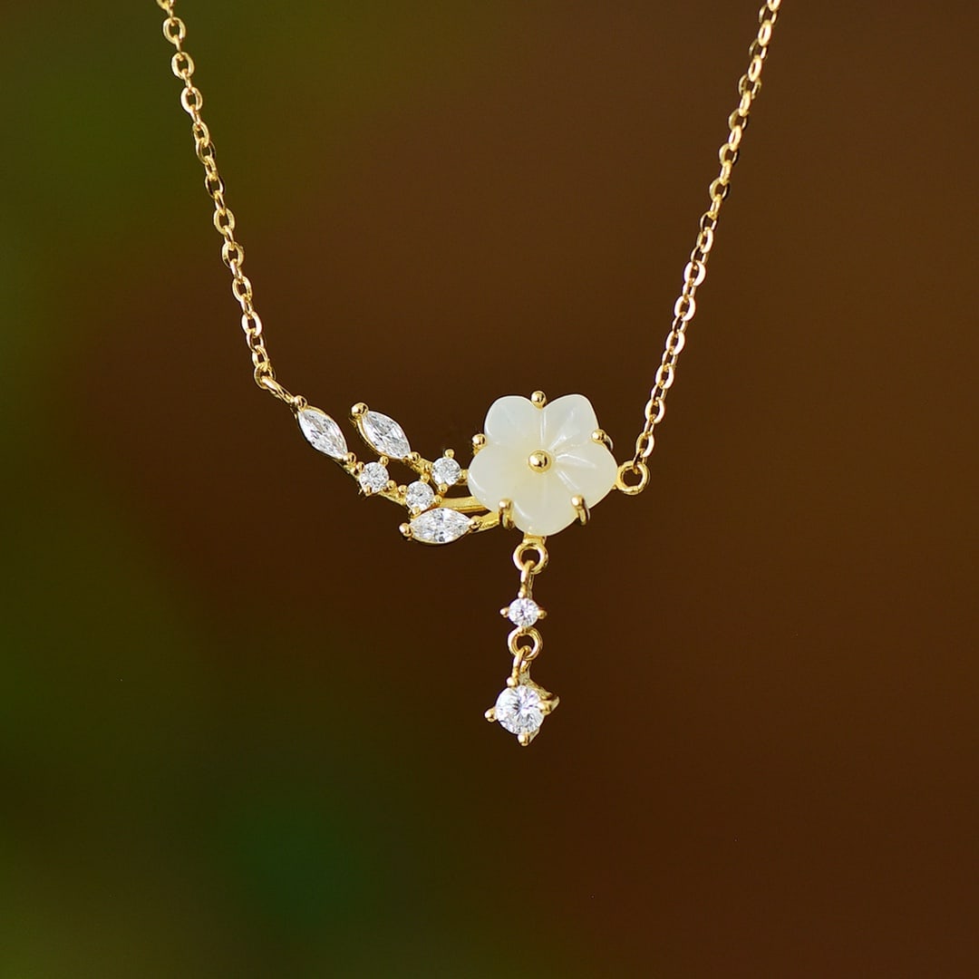 An Exquisite Sterling Silver-Gold Plated Inlaid White Jade Necklace: An Exquisite Sterling Silver-Gold Plated Inlaid White Jade Necklace,Size:0.4inx0.4in 纯银镀金镶白玉项链