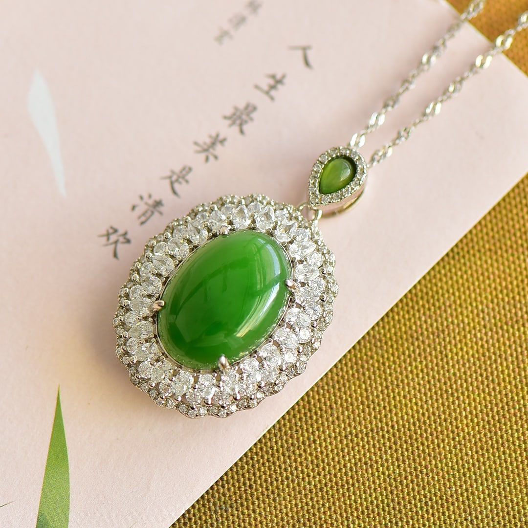 An Exquisite Sterling Silver Inlaid Jasper Pendant,Inlaid Diamond: An Exquisite Sterling Silver Inlaid Jasper Pendant,Inlaid Diamond 纯银镶碧玉项链,嵌钻石