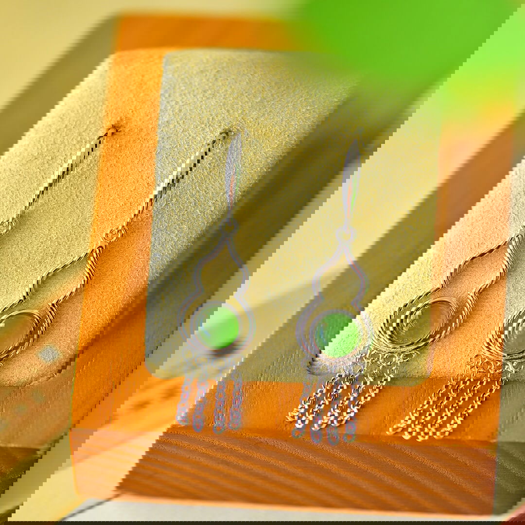 A Pair of Exquisite Sterling Silver Inlaid Jasper Earrings: A Pair of Exquisite Sterling Silver Inlaid Jasper Earrings,Size:0.4inx1.5in 一对纯银镶碧玉耳环