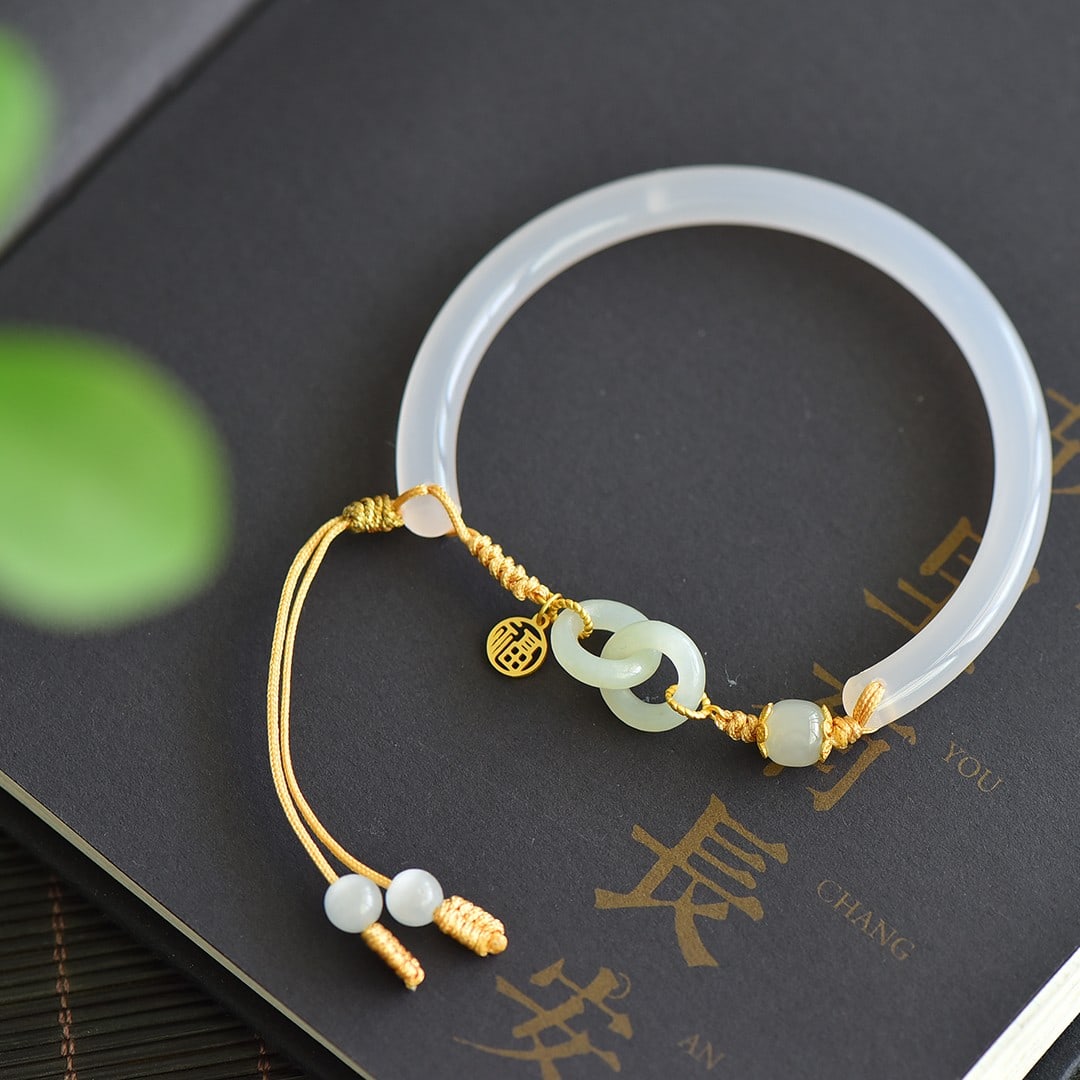An Exquisite Agate Bracelets,With White Jade: An Exquisite Agate Bracelets,With White Jade 玛瑙手镯,配白玉