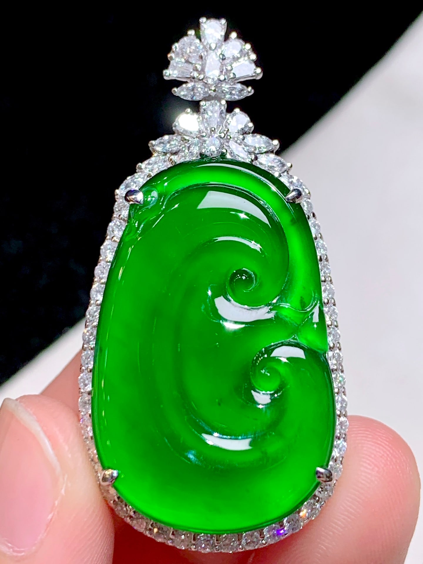An Exquisite 18k Gold Diamond Inlaid Jadeite Pendant: An Exquisite 18k Gold Diamond Inlaid Jadeite Pendant,Size(Loose Stone):1.2inx0.8in 18k金钻镶嵌翡翠吊坠
