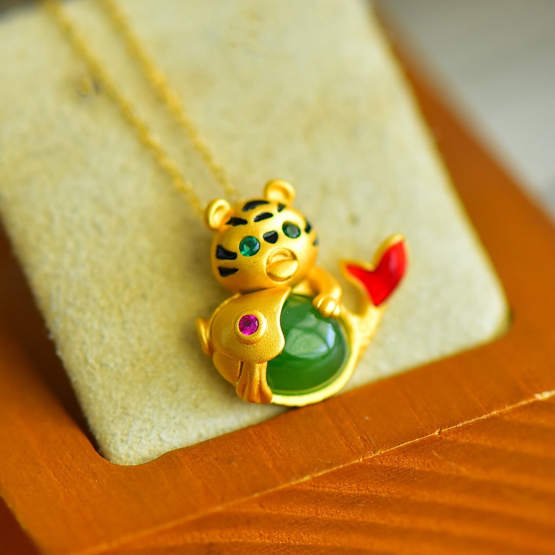 An Exquisite Sterling Silver-Gold Plated Inlaid Jasper Pendant: An Exquisite Sterling Silver-Gold Plated Inlaid Jasper Pendant,Size:0.3inx0.4in 纯银镀金镶碧玉项链