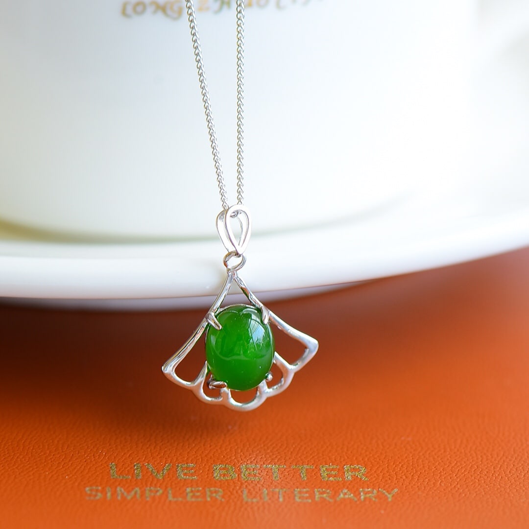 An Exquisite Sterling Silver Inlaid Jasper Pendant: An Exquisite Sterling Silver Inlaid Jasper Pendant,Size:0.3inx0.4in 纯银镶碧玉项链