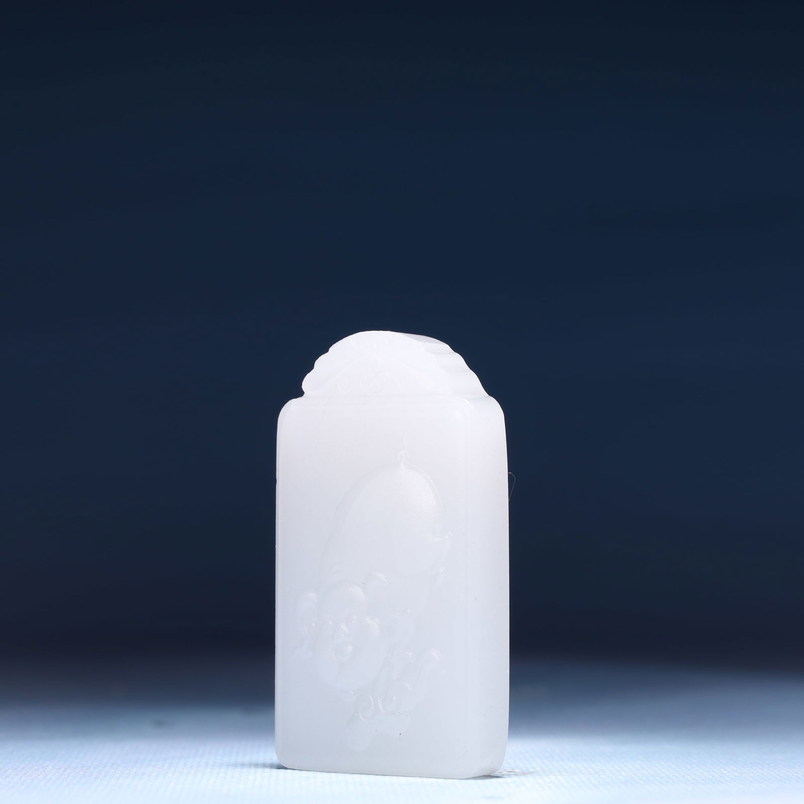 An Exquisite White Jade Pig Pattern Pendant - 2