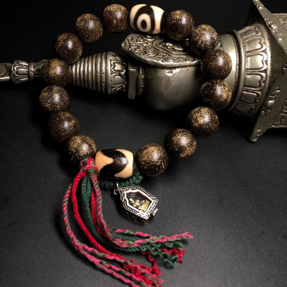 A Precious Dzi Bead Bracelets: A Precious Dzi Bead Bracelets,Size:0.6in 天珠手串