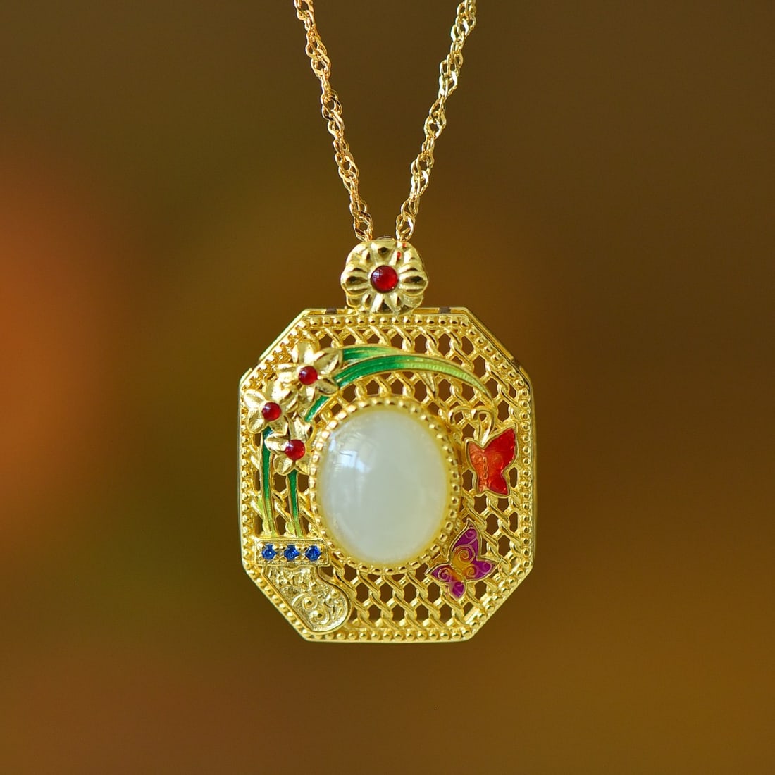 An Exquisite Sterling Silver-Gold Plated Inlaid White Jade Pendant: An Exquisite Sterling Silver-Gold Plated Inlaid White Jade Pendant 纯银镀金镶白玉吊坠