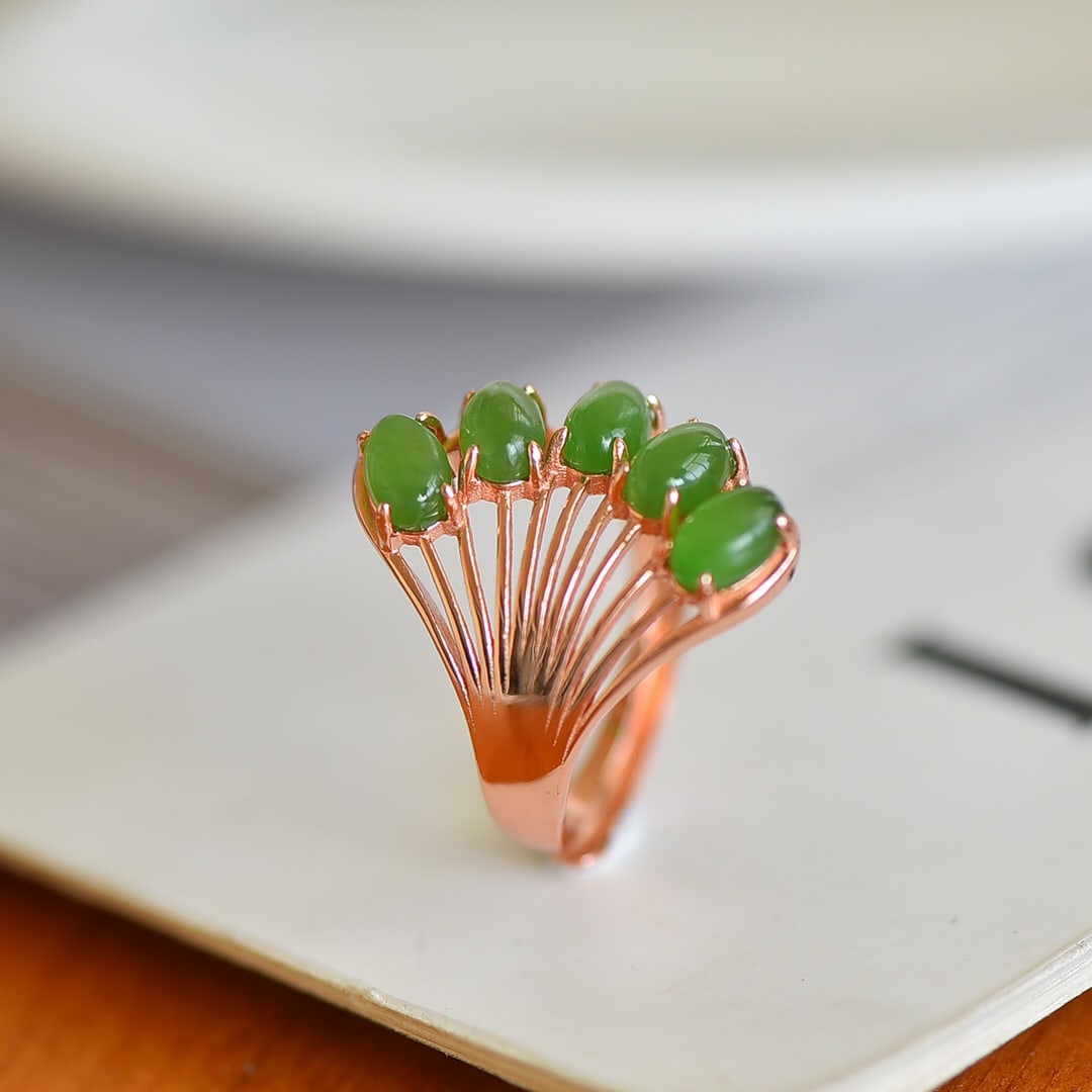 An Exquisite Sterling Silver-Gold Plated Inlaid Jasper Ring: Sterling Silver-Gold Plated Inlaid Jasper Ring , Size :0.2inx0.2in 纯银镀金镶碧玉戒指,尺寸:0.2inx0.2in