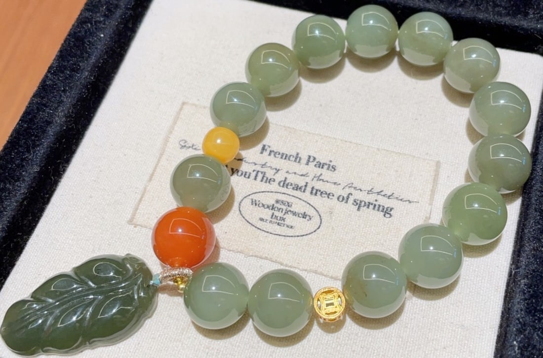 An Exquisite Greenish Jade With Agate Bracelet: An Exquisite Greenish Jade With Agate Bracelet,Size:0.5in 青玉配玛瑙手串