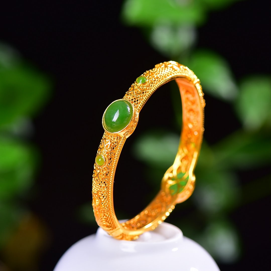 An Exquisite Sterling Silver-Gold Plated Inlaid Jasper Enamel Bracelets: An Exquisite Sterling Silver-Gold Plated Inlaid Jasper Enamel Bracelets,Size:0.4inx0.5in 纯银镀金镶碧玉珐琅手镯