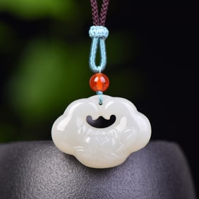 An Exquisite White Jade Pendant