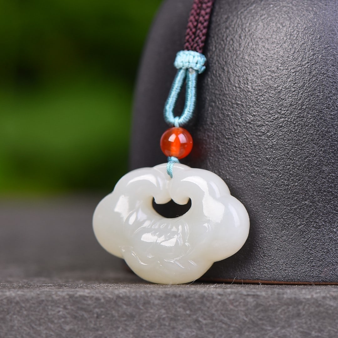 An Exquisite White Jade Pendant - 3
