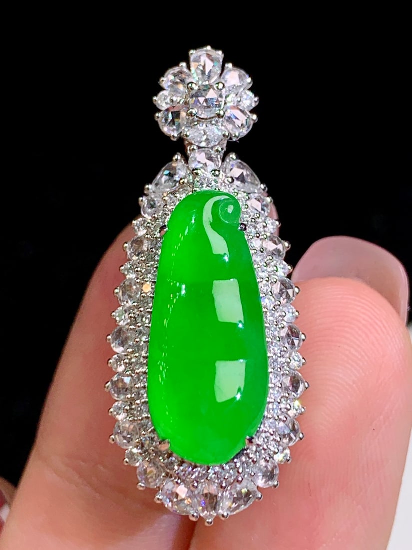 An Exquisite 18k Gold Diamond Inlaid Jadeite Pendant: An Exquisite 18k Gold Diamond Inlaid Jadeite Pendant,Size(Loose Stone):0.8inx0.3inx0.1in 18k金钻镶嵌翡翠吊坠
