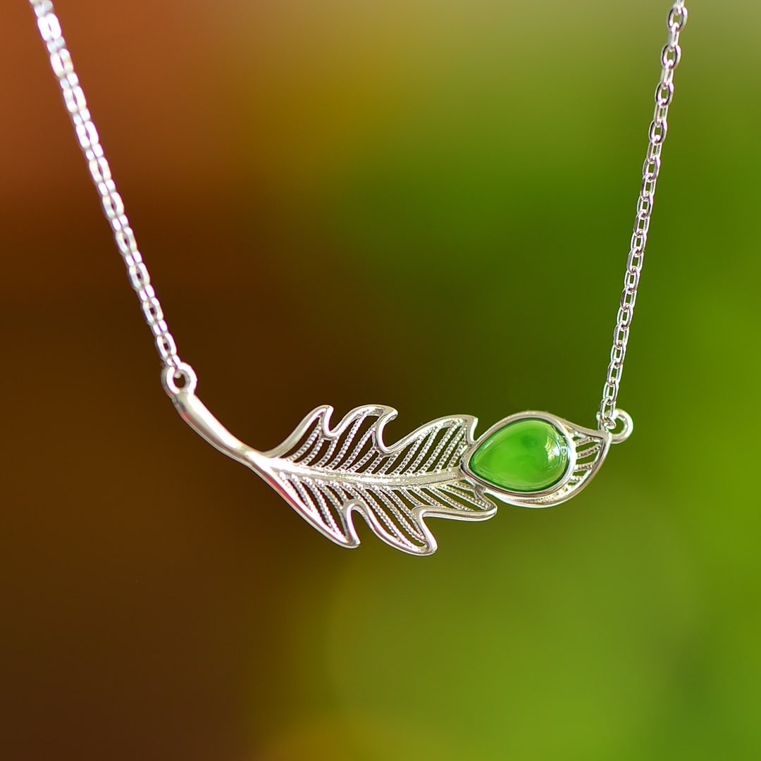 An Exquisite Sterling Silver Inlaid Jasper Pendant: An Exquisite Sterling Silver Inlaid Jasper Pendant 纯银镶碧玉项链