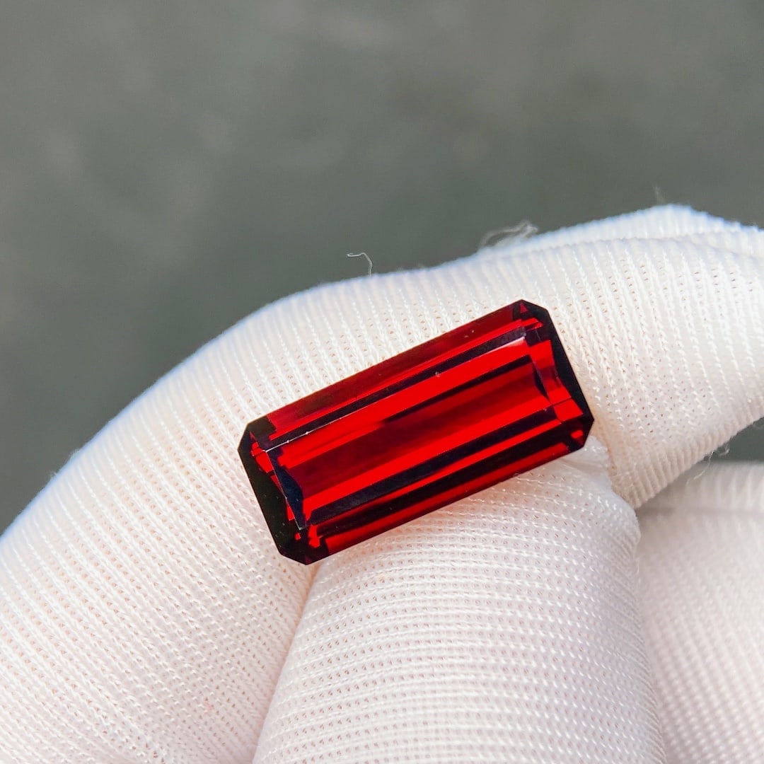 7.49Ctw Natural Garnet Loose: 7.49Ctw Natural Garnet Loose,Size:0.6inx0.3inx0.2in 7.49Ctw天然石榴石裸石