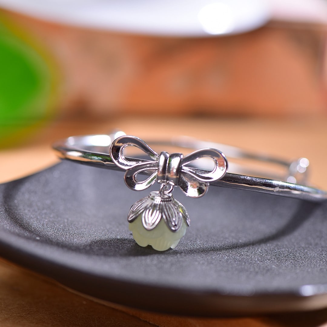 An Exquisite Sterling Silver Inlaid White Jade Bracelets: An Exquisite Sterling Silver Inlaid White Jade Bracelets,Size:0.5inx0.5in 纯银镶白玉手镯