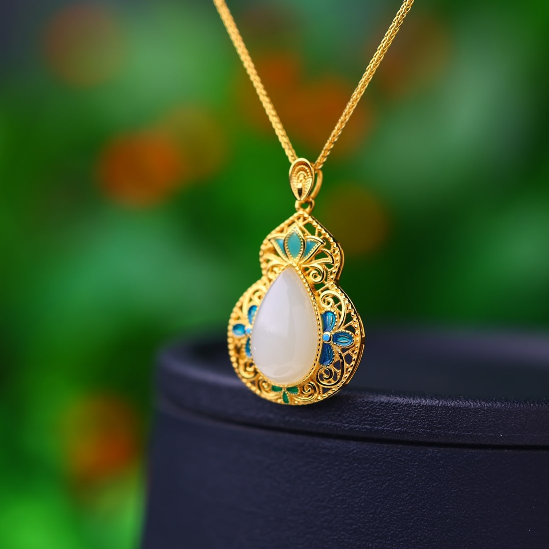 An Exquisite Sterling Silver-Gold Plated Inlaid White Jade Gourd Pendant: An Exquisite Sterling Silver-Gold Plated Inlaid White Jade Gourd Pendant,Size:0.4inx0.6in 纯银镀金镶白玉葫芦吊坠