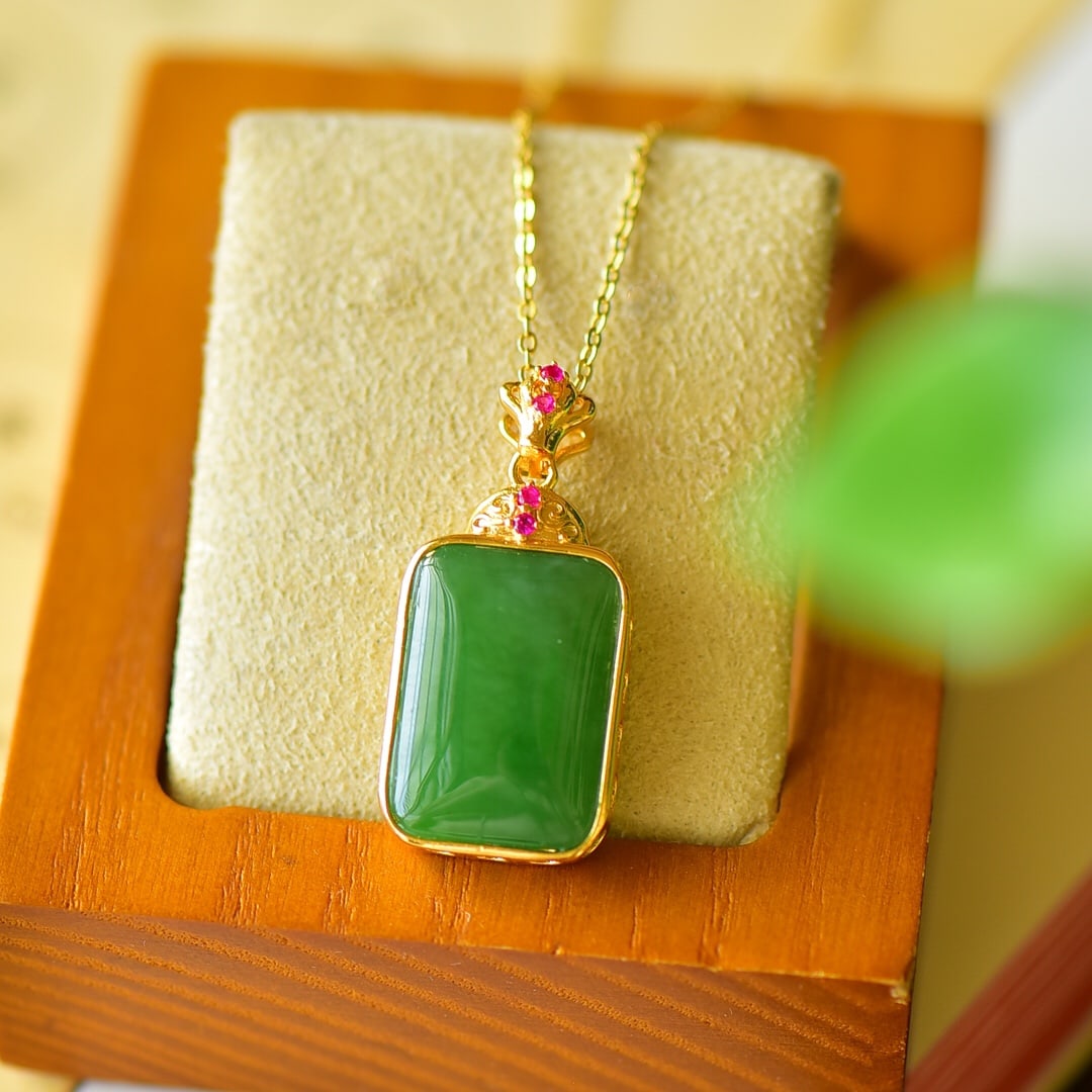 A Pair of Exquisite Sterling Silver-Gold Plated Inlaid Jasper Necklace: A Pair of Exquisite Sterling Silver-Gold Plated Inlaid Jasper Necklace,Size:0.6inx1.1in 纯银镀金镶碧玉项链