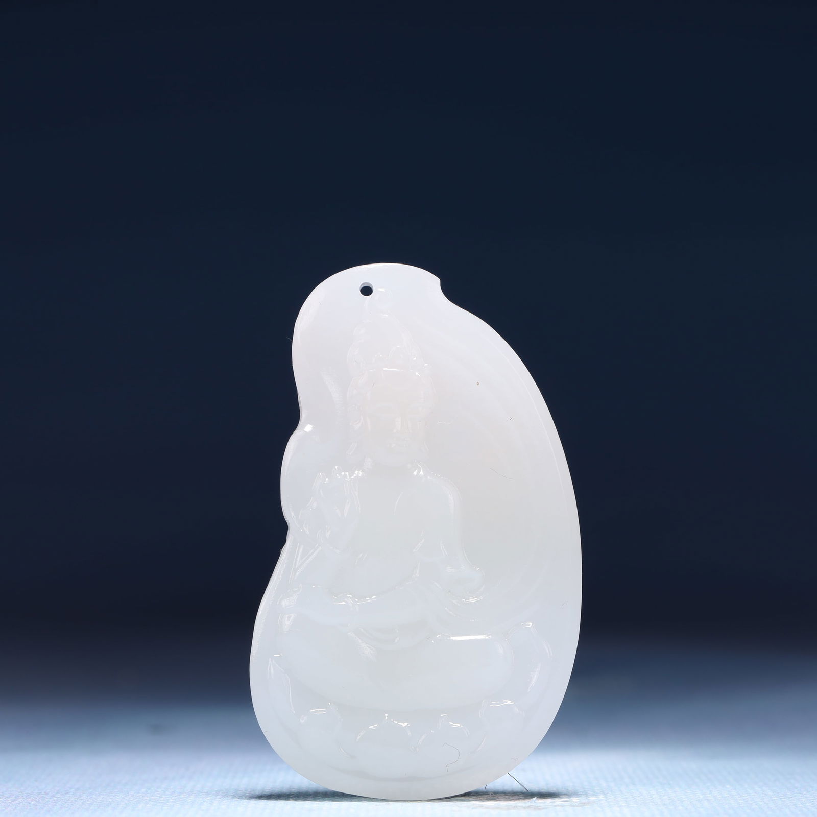 An Exquisite White Jade Statue of Avalokitesvara Pendant: An Exquisite White Jade Statue of Avalokitesvara Pendant,Size:1.4inx0.4inx2.4in,Weight:34g 白玉观音像牌